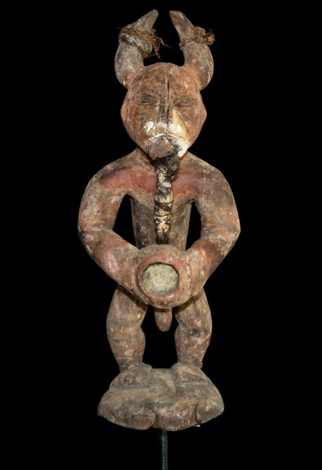 Découvrez notre sélection d'objets fétichistes et sculptures rituelles d'Afrique. Des pièces anciennes et authentiques destinées aux collectionneurs, amateurs d'art africain et passionnés d'arts premiers.