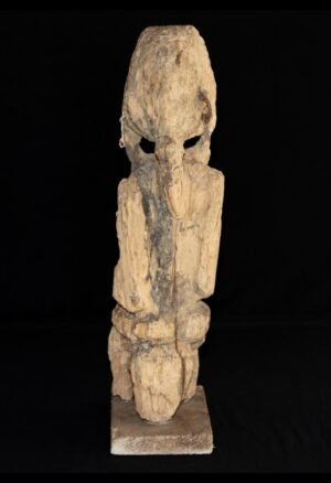 Statue maternité Igbo Nigéria ancienne représentant une mère portant son enfant. Une pièce d’art africain destinée aux collectionneurs et amateurs de sculptures traditionnelles du Nigéria.