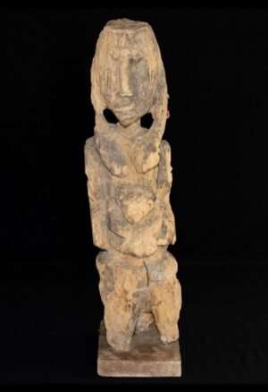 Statue maternité Igbo Nigéria ancienne représentant une mère portant son enfant. Une pièce d’art africain destinée aux collectionneurs et amateurs de sculptures traditionnelles du Nigéria.