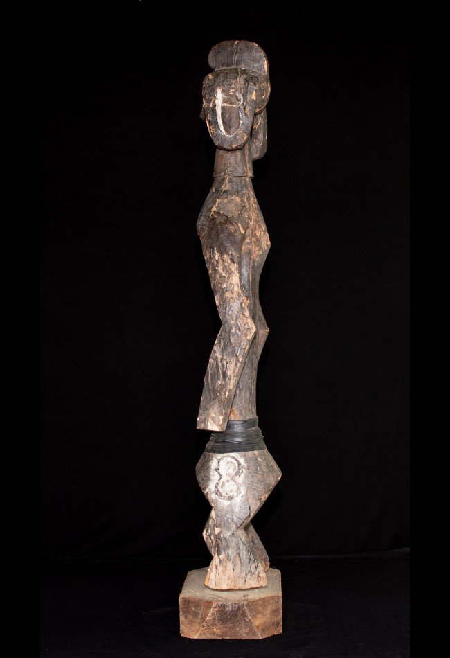 statue-mumuye-nigeria (1) ### Statues Mumuye du Nigéria Découvrez notre sélection de **statues Mumuye du Nigéria**, des sculptures africaines recherchées pour leurs silhouettes longilignes, leurs formes géométriques et leur puissance expressive. Destinées aux collectionneurs et amateurs d’art africain, ces pièces témoignent de la richesse de la statuaire Mumuye et de l’histoire culturelle du nord-est du Nigéria.