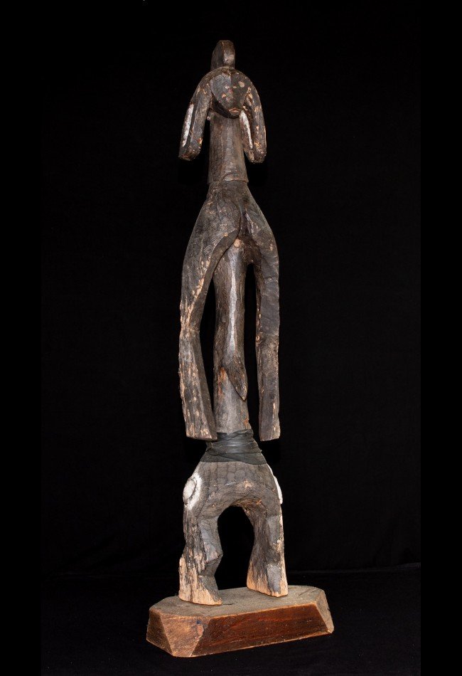 statue-mumuye-nigeria (2) ### Statues Mumuye du Nigéria Découvrez notre sélection de **statues Mumuye du Nigéria**, des sculptures africaines recherchées pour leurs silhouettes longilignes, leurs formes géométriques et leur puissance expressive. Destinées aux collectionneurs et amateurs d’art africain, ces pièces témoignent de la richesse de la statuaire Mumuye et de l’histoire culturelle du nord-est du Nigéria.