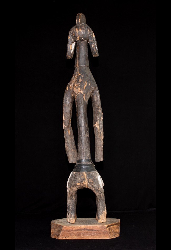 statue-mumuye-nigeria (3) ### Statues Mumuye du Nigéria Découvrez notre sélection de **statues Mumuye du Nigéria**, des sculptures africaines recherchées pour leurs silhouettes longilignes, leurs formes géométriques et leur puissance expressive. Destinées aux collectionneurs et amateurs d’art africain, ces pièces témoignent de la richesse de la statuaire Mumuye et de l’histoire culturelle du nord-est du Nigéria.