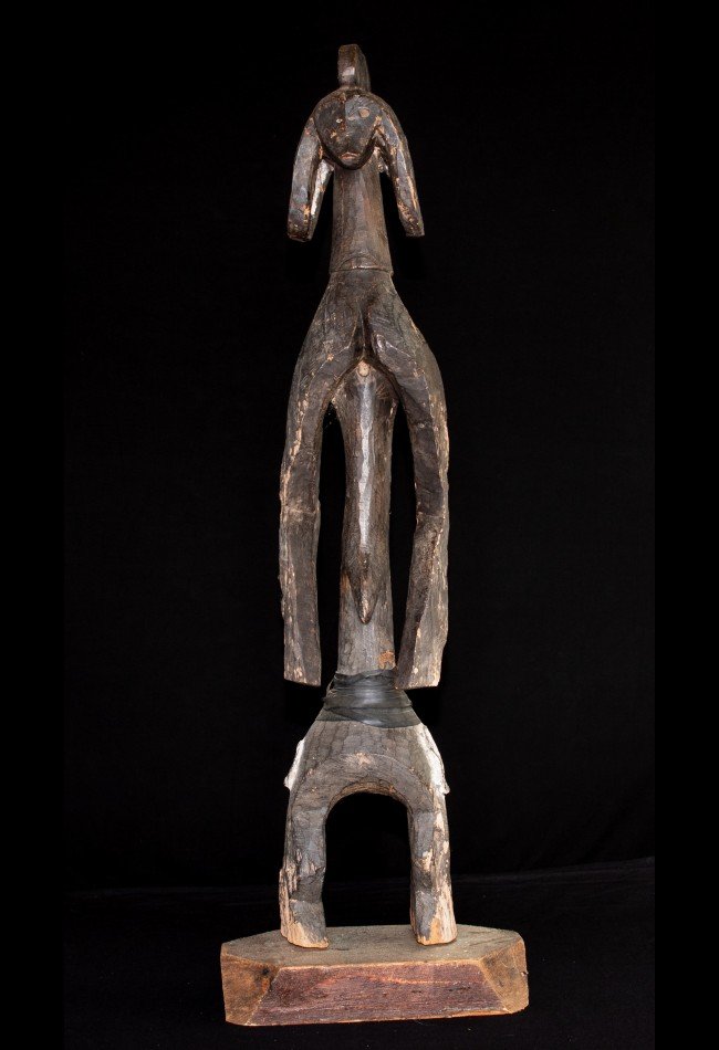 ### Statues Mumuye du Nigéria Découvrez notre sélection de **statues Mumuye du Nigéria**, des sculptures africaines recherchées pour leurs silhouettes longilignes, leurs formes géométriques et leur puissance expressive. Destinées aux collectionneurs et amateurs d’art africain, ces pièces témoignent de la richesse de la statuaire Mumuye et de l’histoire culturelle du nord-est du Nigéria.