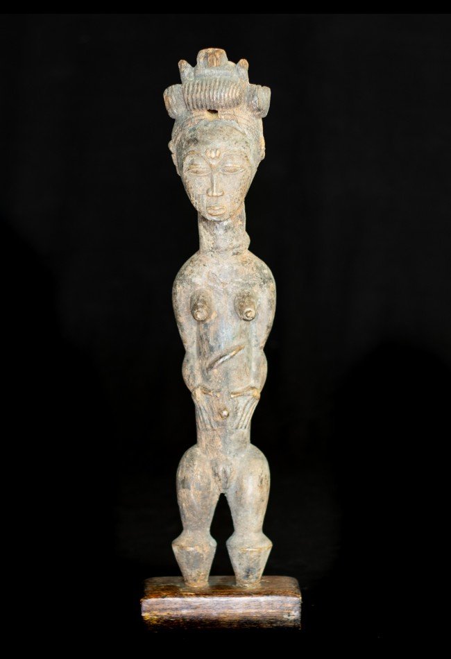 Découvrez notre sélection de statues et statuettes africaines anciennes : art Baoulé, sculptures traditionnelles, objets de collection et pièces authentiques issues des grandes cultures d'Afrique.