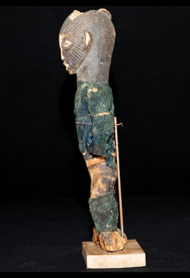 statuette-fetiche-vaudou-fon-benin (1) Découvrez notre sélection d’**objets fétichistes africains**, de statuettes, reliques et pièces rituelles issues de différentes traditions d’Afrique. Destinée aux collectionneurs et amateurs d’art africain, cette collection met en valeur des objets historiques et culturels remarquables, notamment des pièces Fon du Bénin, Yoruba du Nigeria, Fang du Gabon et d’autres grandes traditions africaines.