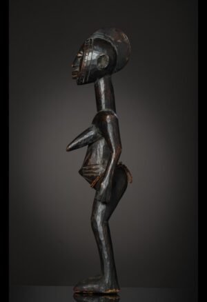 Découvrez notre sélection de statues et statuettes africaines anciennes : sculptures traditionnelles, maternités, figures rituelles et œuvres ethnographiques destinées aux collectionneurs et amateurs d'art africain authentique.