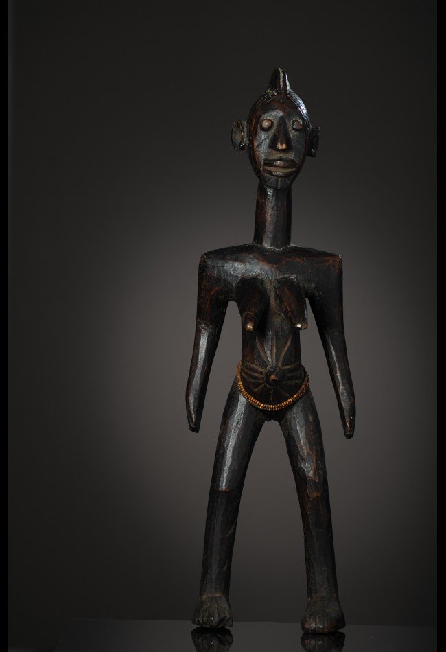 Découvrez notre sélection de statues et statuettes africaines anciennes : sculptures traditionnelles, maternités, figures rituelles et œuvres ethnographiques destinées aux collectionneurs et amateurs d'art africain authentique.