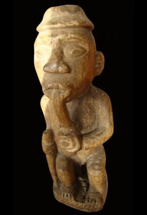 Découvrez cette statuette Yombé RDC en bois dense à patine brillante, collectée à Youmbé en 1964. Une pièce pour collectionneur d’art africain.