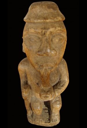 Découvrez cette statuette Yombé RDC en bois dense à patine brillante, collectée à Youmbé en 1964. Une pièce pour collectionneur d’art africain.