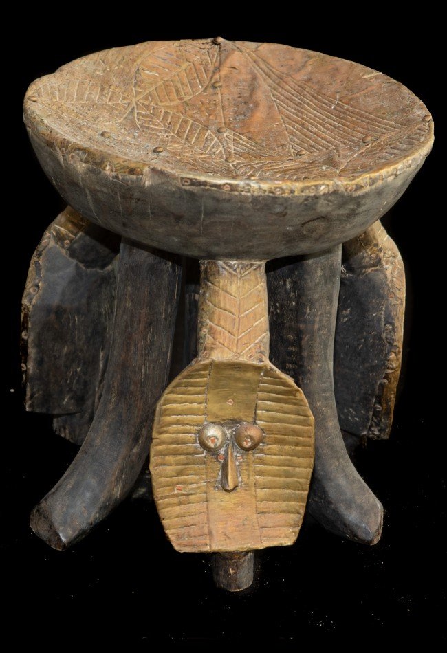 Découvrez ce tabouret africain Bakota Congo à six pieds, en bois dur et laiton. Collecté au Gabon en 1962, il séduira les collectionneurs d’art africain.