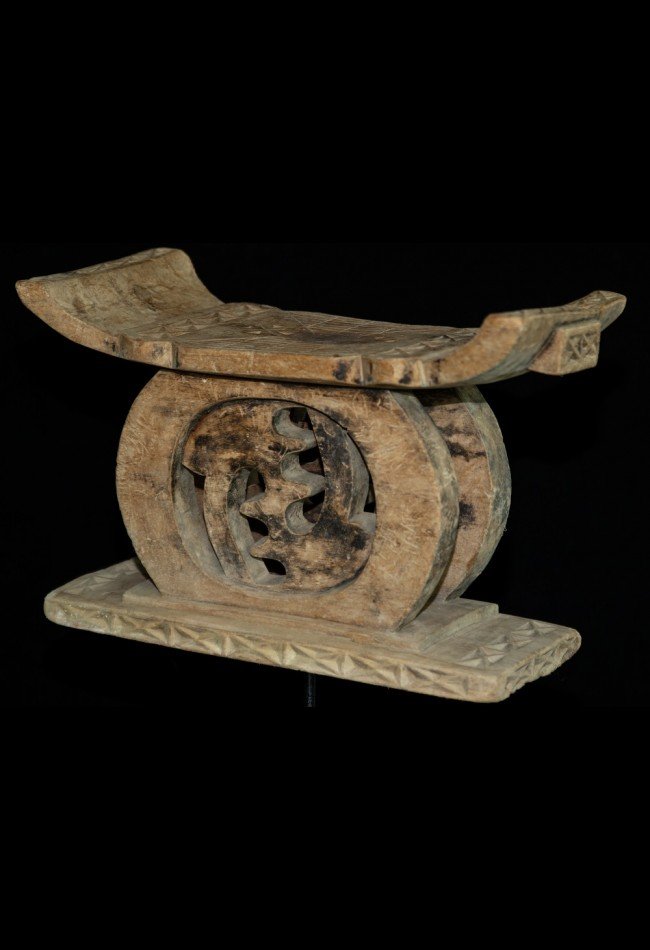 Découvrez ce tabouret Ashanti Ghana ancien, sculpté dans une seule pièce de bois et collecté à Kumasi en 1958. Pièce unique avec certificat.