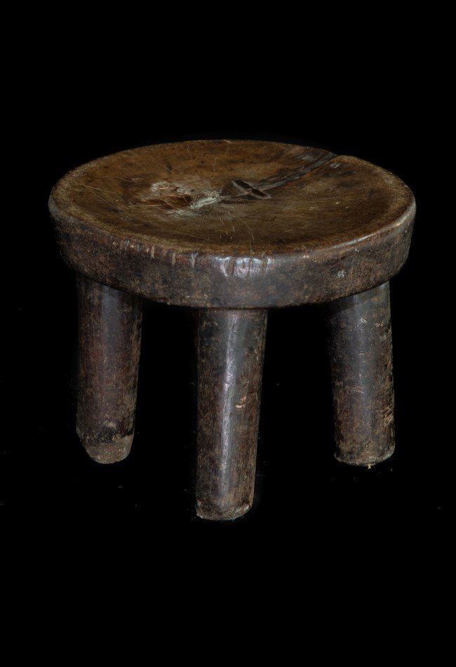 **Tabouret Sénoufo Côte d’Ivoire** ancien, sculpté dans un seul bloc de bois et présentant une belle patine naturelle. Une pièce unique d’art africain provenant de Côte d’Ivoire, destinée aux collectionneurs et amateurs de mobilier traditionnel, d’objets anciens et d’arts premiers.