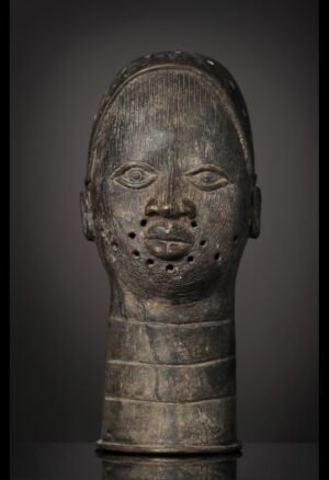 Tête en bronze Ifé Bini Edo du Nigeria, représentant un dignitaire de la cour de l’Oba. Une pièce remarquable pour les collectionneurs et amateurs d’art africain, de sculptures et d’objets historiques.