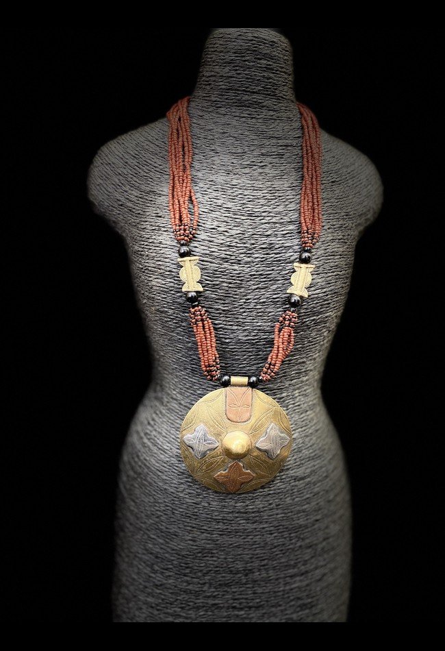 Colliers africains, perles et bijoux ethniques de Côte d’Ivoire pour collectionneurs et amateurs d’art africain. Découvrez des pièces originales inspirées des traditions et savoir-faire du continent.